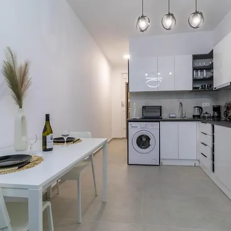 By The Bars,taverns,ac, Washer * Loutráki