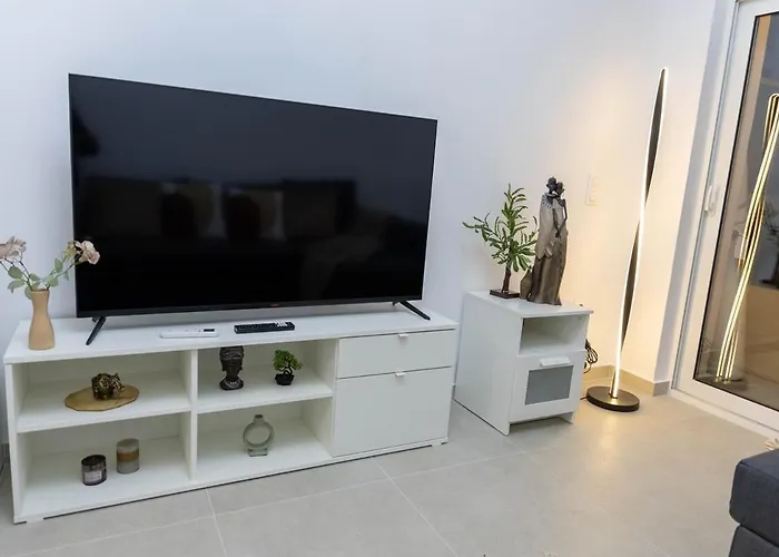 דירה By The Bars,taverns,ac, Washer לוטראקי